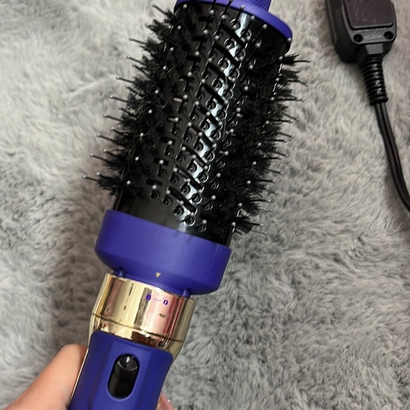 - •💆🏼♀️HOT TOOLS 2.8” BARREL BLOW OUT BRUSH 💆🏼♀️ - Picture 6 of 13